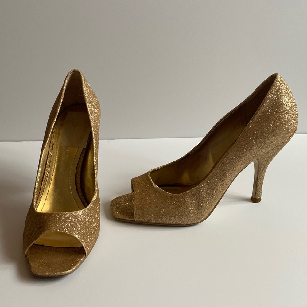 BCBG Gold Pumps Heels Glitter Size 8B/38